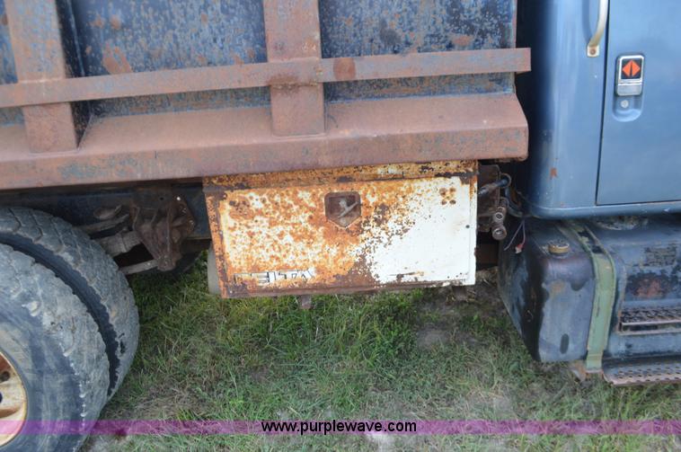 image for item J8694 1991 International 4900 dump truck