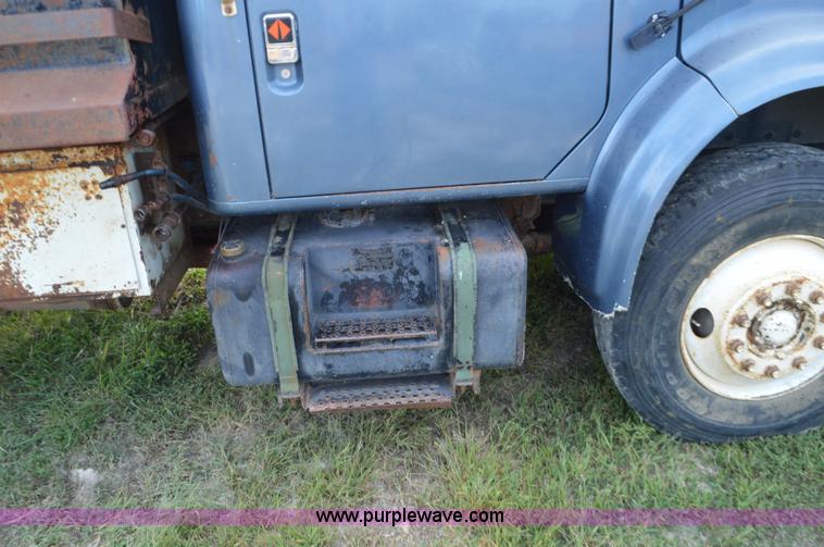 image for item J8694 1991 International 4900 dump truck