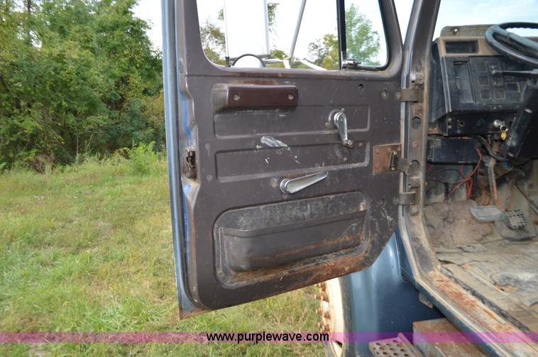 image for item J8694 1991 International 4900 dump truck