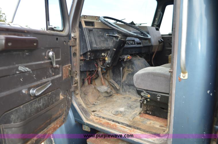 image for item J8694 1991 International 4900 dump truck