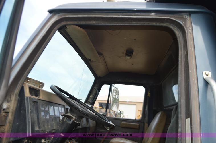 image for item J8694 1991 International 4900 dump truck