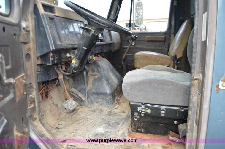 image for item J8694 1991 International 4900 dump truck