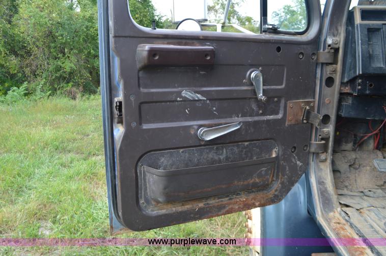 image for item J8694 1991 International 4900 dump truck