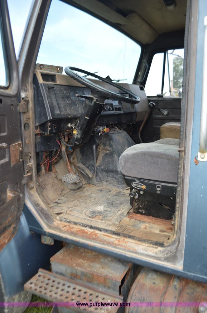 image for item J8694 1991 International 4900 dump truck