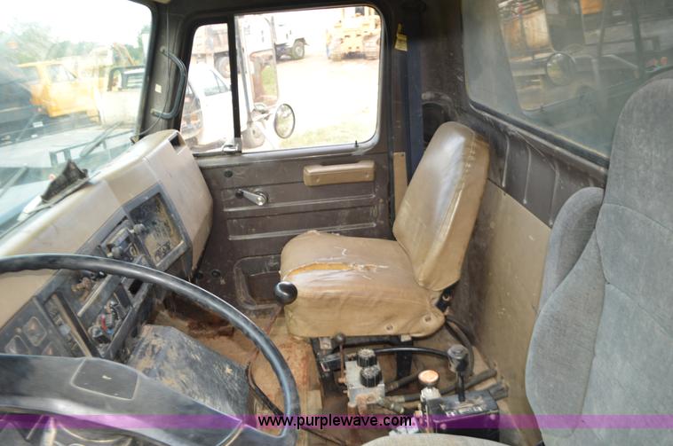 image for item J8694 1991 International 4900 dump truck
