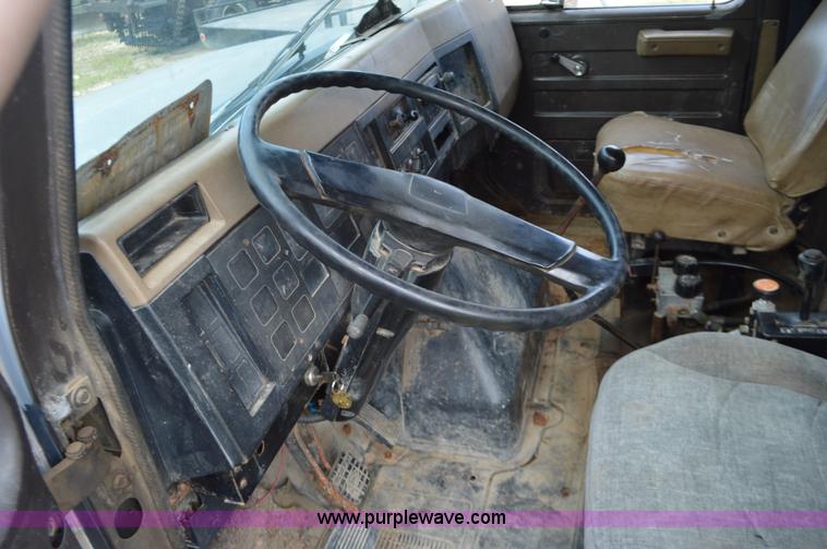 image for item J8694 1991 International 4900 dump truck