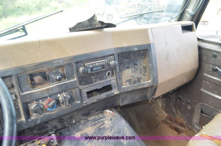 image for item J8694 1991 International 4900 dump truck