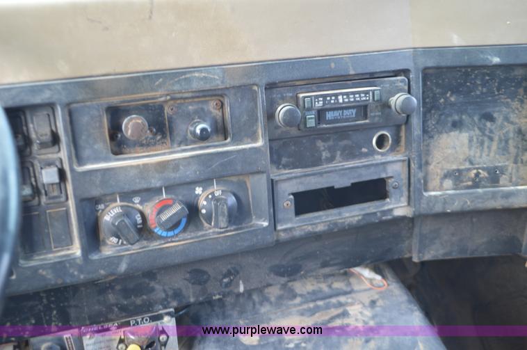 image for item J8694 1991 International 4900 dump truck