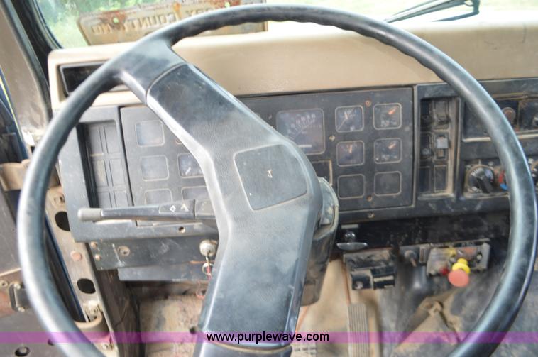 image for item J8694 1991 International 4900 dump truck