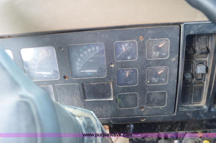 image for item J8694 1991 International 4900 dump truck