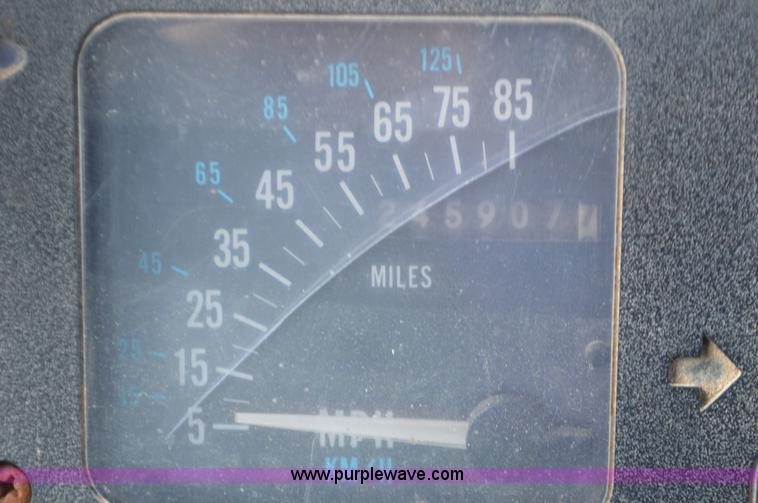 image for item J8694 1991 International 4900 dump truck