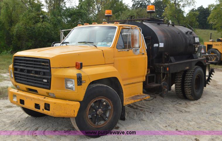 image for item J8695 1985 Ford F800 oil distributor truck