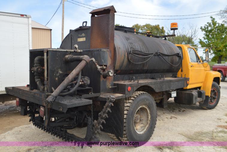 image for item J8695 1985 Ford F800 oil distributor truck