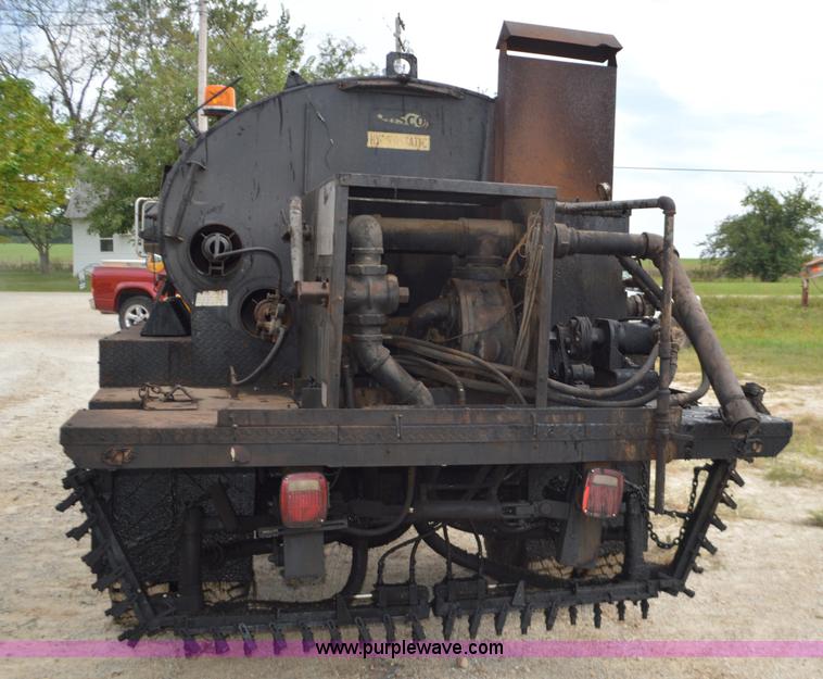 image for item J8695 1985 Ford F800 oil distributor truck