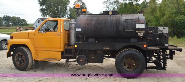 image for item J8695 1985 Ford F800 oil distributor truck