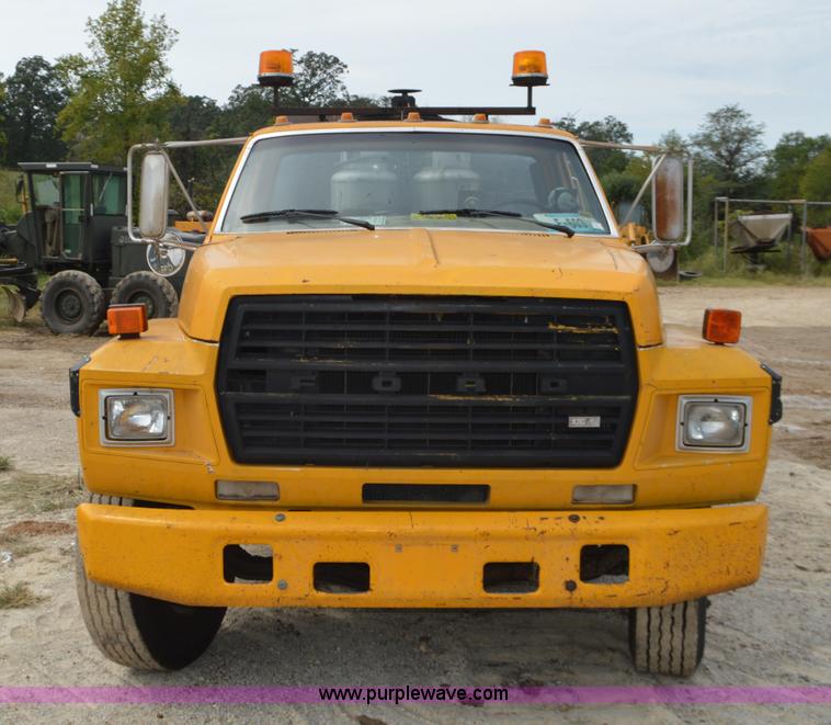 image for item J8695 1985 Ford F800 oil distributor truck