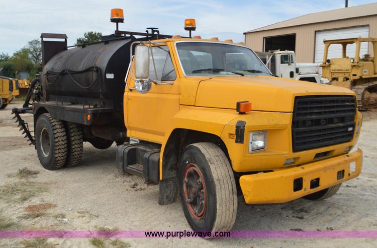 image for item J8695 1985 Ford F800 oil distributor truck
