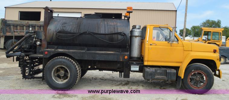 image for item J8695 1985 Ford F800 oil distributor truck