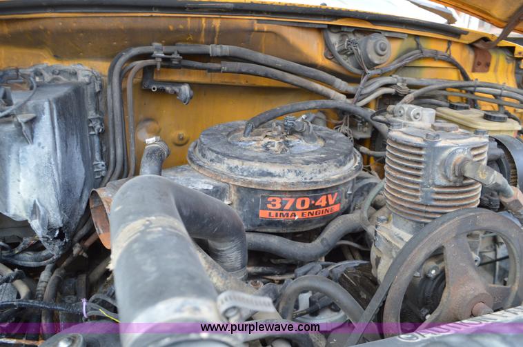 image for item J8695 1985 Ford F800 oil distributor truck