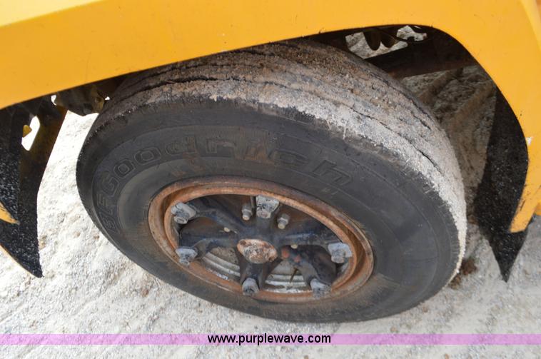 image for item J8695 1985 Ford F800 oil distributor truck