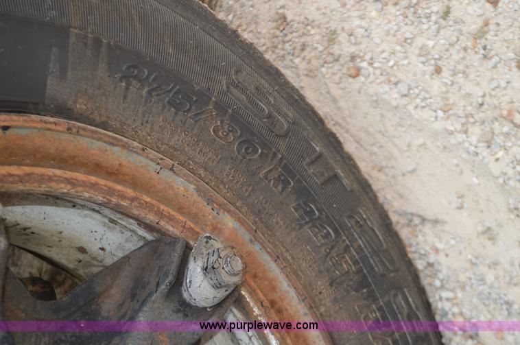 image for item J8695 1985 Ford F800 oil distributor truck