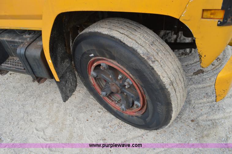 image for item J8695 1985 Ford F800 oil distributor truck