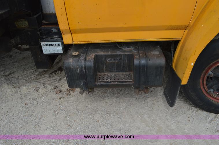 image for item J8695 1985 Ford F800 oil distributor truck