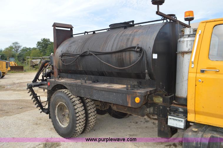 image for item J8695 1985 Ford F800 oil distributor truck