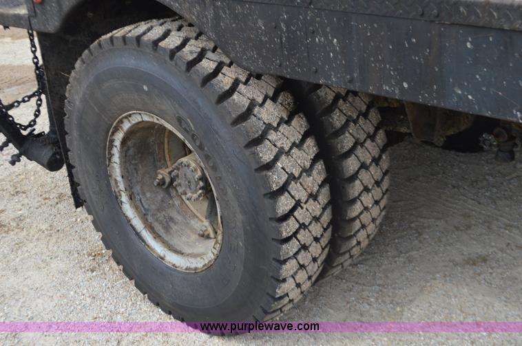 image for item J8695 1985 Ford F800 oil distributor truck