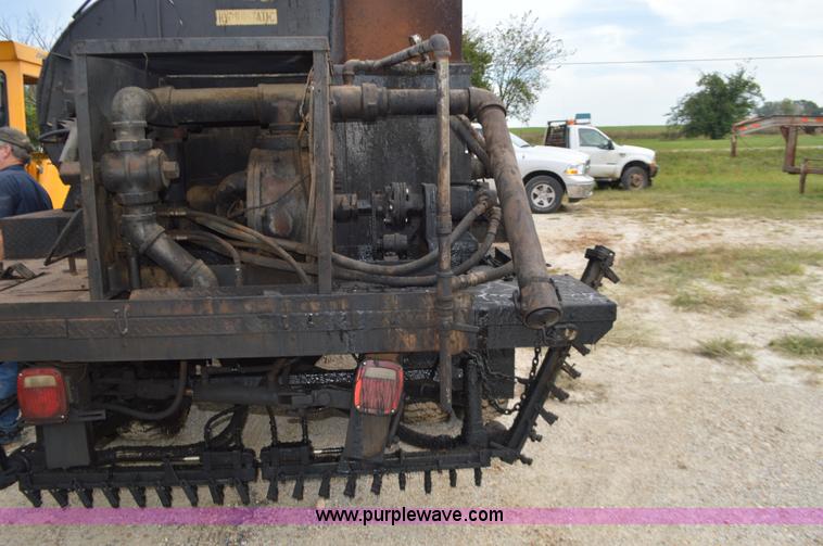 image for item J8695 1985 Ford F800 oil distributor truck