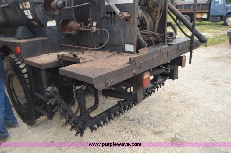 image for item J8695 1985 Ford F800 oil distributor truck