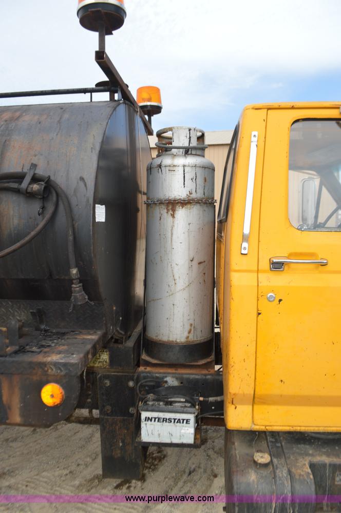 image for item J8695 1985 Ford F800 oil distributor truck