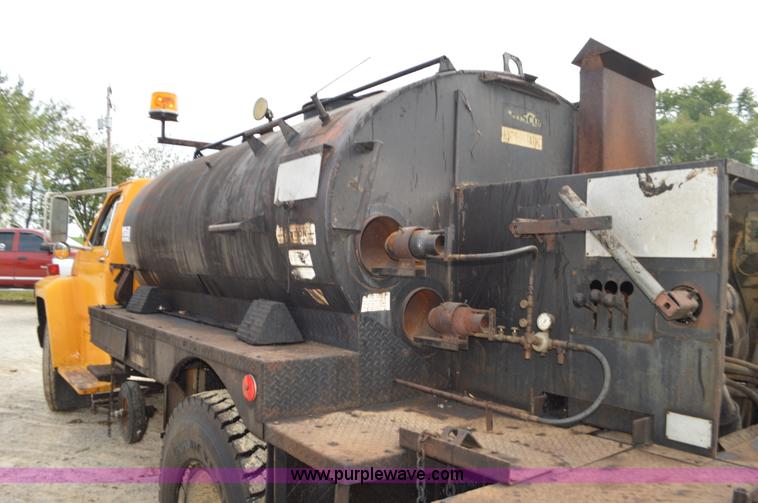 image for item J8695 1985 Ford F800 oil distributor truck