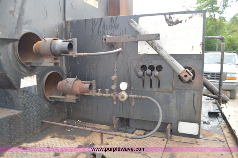 image for item J8695 1985 Ford F800 oil distributor truck