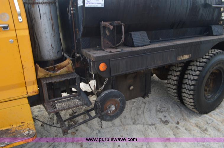 image for item J8695 1985 Ford F800 oil distributor truck