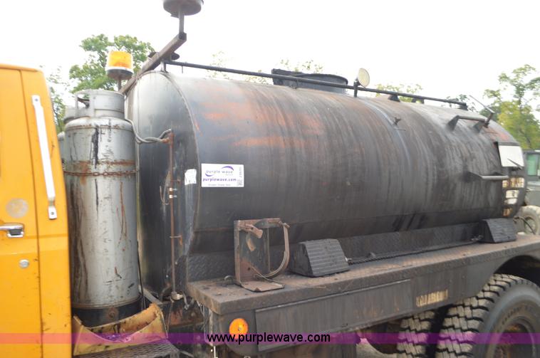 image for item J8695 1985 Ford F800 oil distributor truck