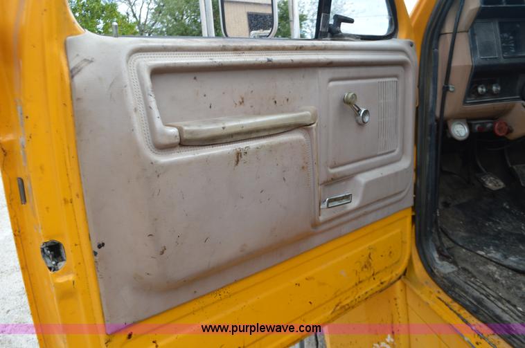 image for item J8695 1985 Ford F800 oil distributor truck