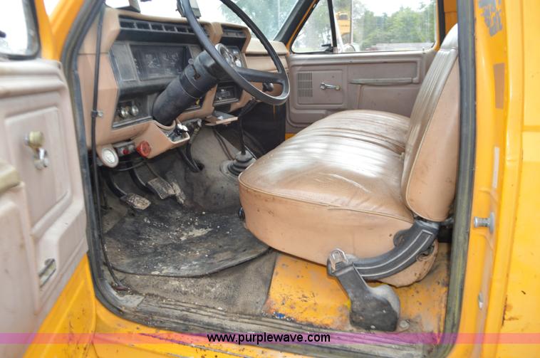 image for item J8695 1985 Ford F800 oil distributor truck