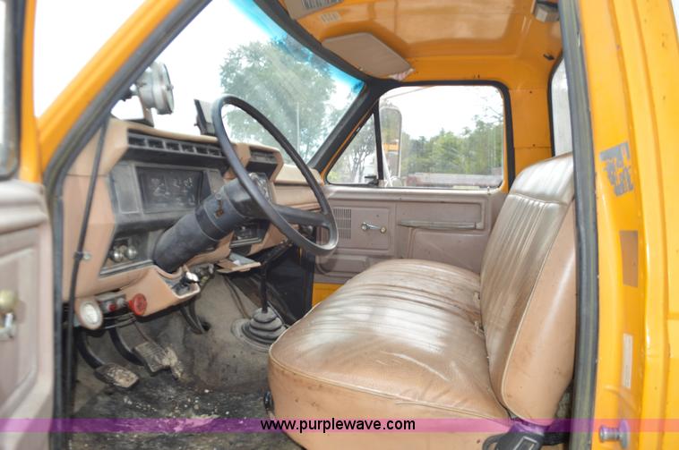 image for item J8695 1985 Ford F800 oil distributor truck