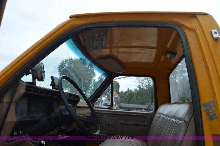 image for item J8695 1985 Ford F800 oil distributor truck