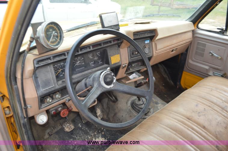 image for item J8695 1985 Ford F800 oil distributor truck