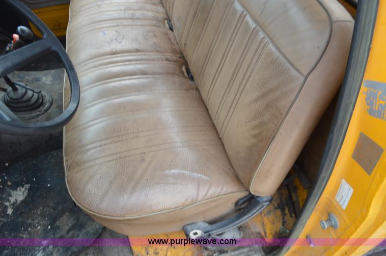 image for item J8695 1985 Ford F800 oil distributor truck