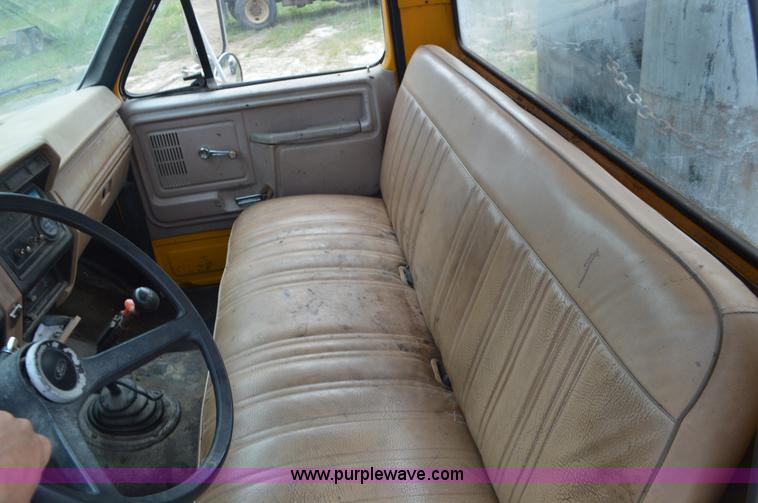 image for item J8695 1985 Ford F800 oil distributor truck