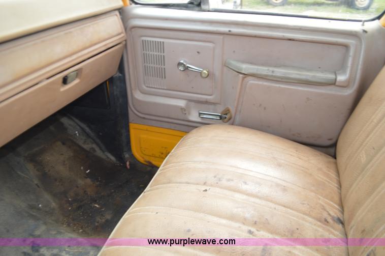 image for item J8695 1985 Ford F800 oil distributor truck