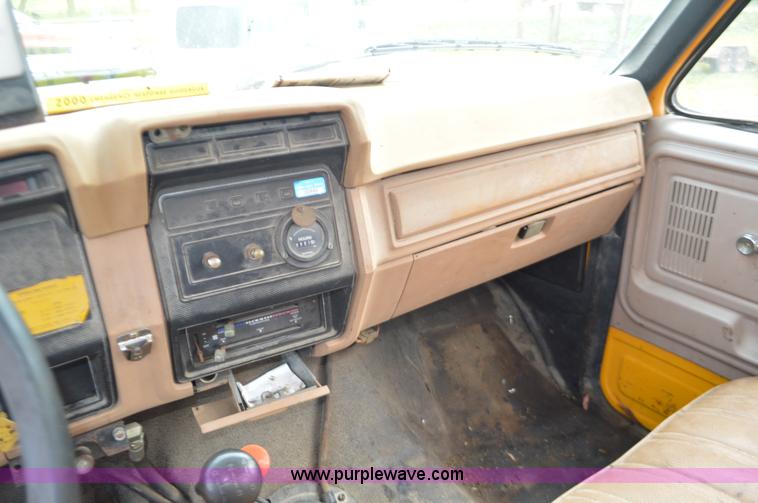 image for item J8695 1985 Ford F800 oil distributor truck