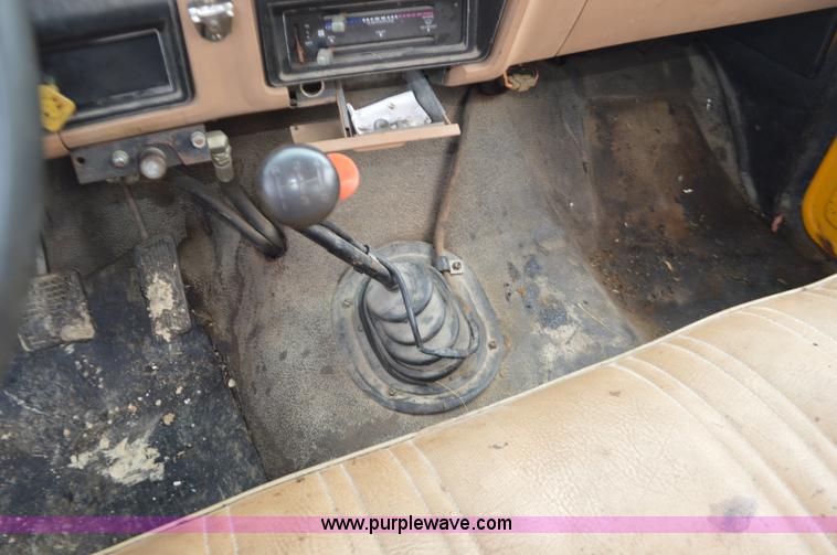 image for item J8695 1985 Ford F800 oil distributor truck