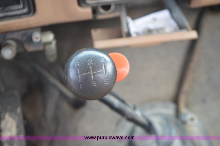 image for item J8695 1985 Ford F800 oil distributor truck