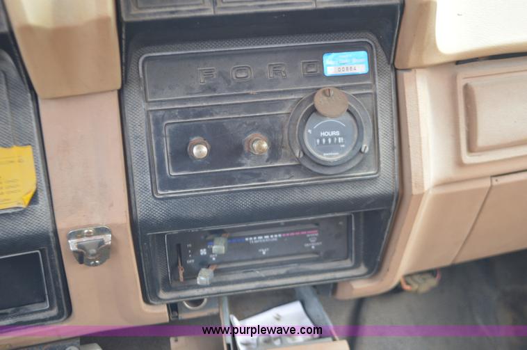 image for item J8695 1985 Ford F800 oil distributor truck