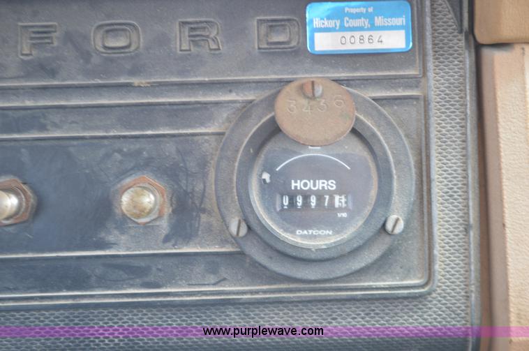 image for item J8695 1985 Ford F800 oil distributor truck