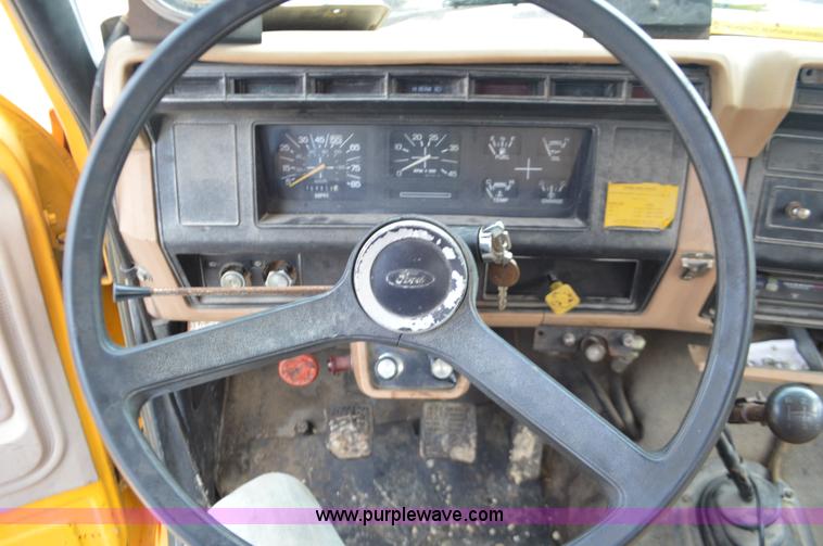 image for item J8695 1985 Ford F800 oil distributor truck